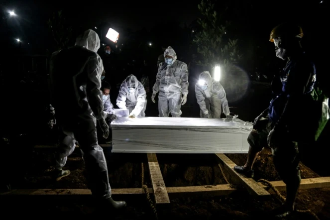 Inhumation d'une victime du Covid-19 à Bogor, en Indonésie, le 22 novembre 2020