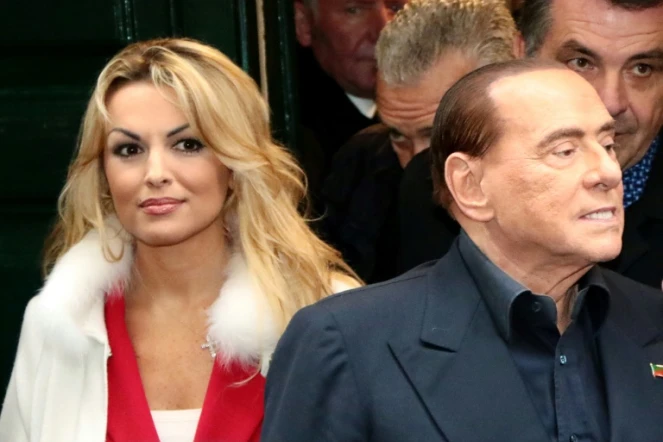 Le leader de Forza Italia Silvio Berlusconi (D) et sa compagne Francesca Pascale (G) à Naples (Italie) le 3 mars 2018 à la veille des élections législatives 