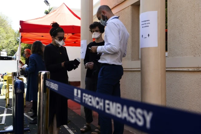 L'entrée de l'ambassade de France à New Delhi, le 30 mars 2020 où les identités sont vérifiées dans le cadre de l'opération d'évacuation des Français qui sont encore restés en Inde