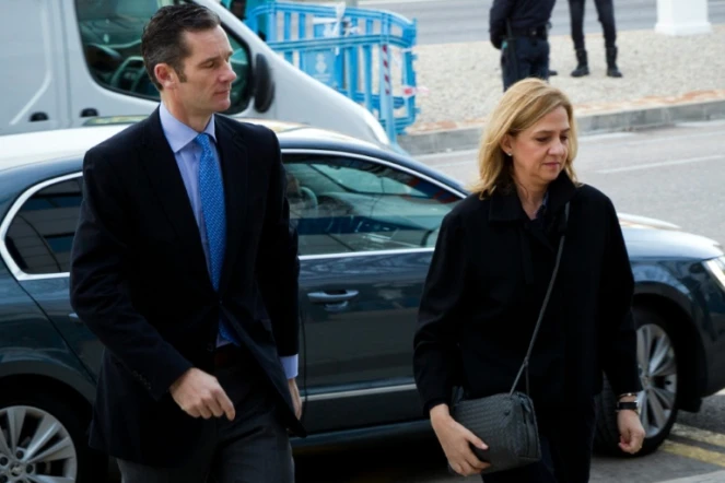 L'infante d'Espagne, Cristina de Bourbon, et son mari, l'ancien champion olympique de handball, Iñaki Urdangarin, arrivent le 9 février 2016 au tribunal de Palma de Majorque