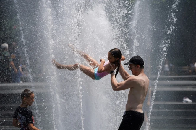 Des habitants de New York, placée en alerte canicule, se rafraîchissent dans une fontaine 