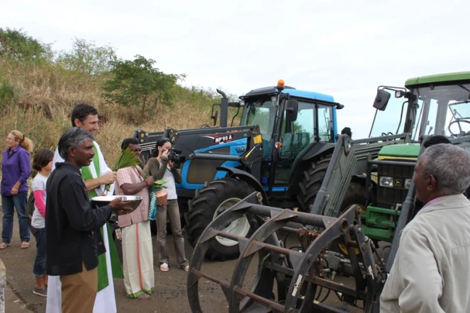 Cérémonie de bénédiction des sabres et des tracteurs (photo: Chambre d'agriculture)