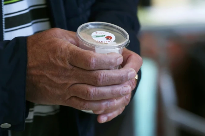 Un employé municipal distribue des oeufs de coccinelles, mangeuses de pucerons, à Caen, le 12 mai 2017