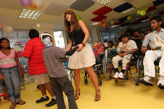 Jeudi 15 juillet - Annabelle, ancienne candidate de la Nouvelle star, a rendu visite aux enfants malades