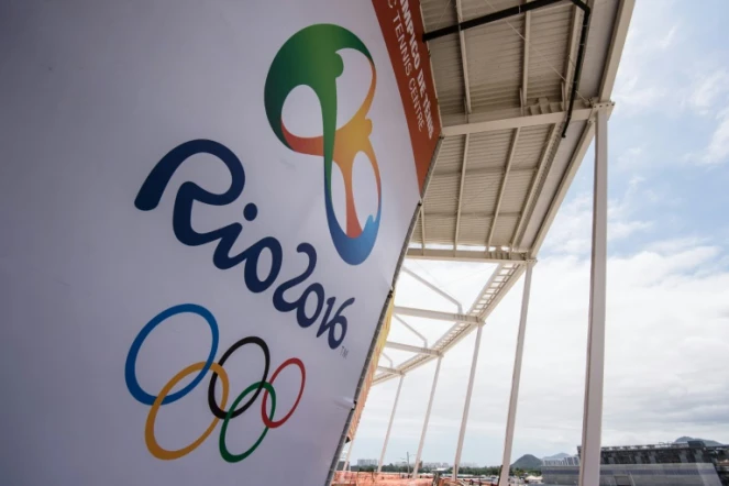Le logo des JO-2016 déployé sur la façade du centre de tennis au Parc olympique de Rio de Janeiro, le 11 décembre 2016