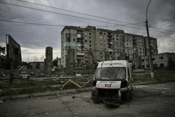 Une ambulance détruite dans la ville ukrainienne de Lyssytchansk, dans la région du Donbass, le 18 juin 2022