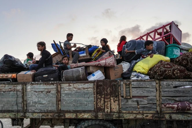 Des Palestiniens quittent l'est de Khan Younès, dans le sud de la bande de Gaza, 
après un ordre d'évacuation de l'armée israélienne, le 1er juillet 2024