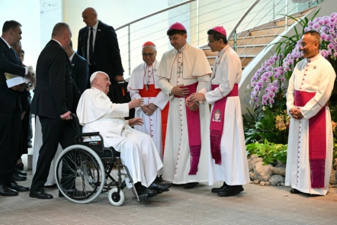 Le pape François est accueilli à son arrivée à l'aéroport de Changi à Singapour le 11 septembre 2024. Le pape François a atterri à Singapour le 11 septembre, dernière étape d'un voyage dans quatre pays d'Asie-Pacifique.