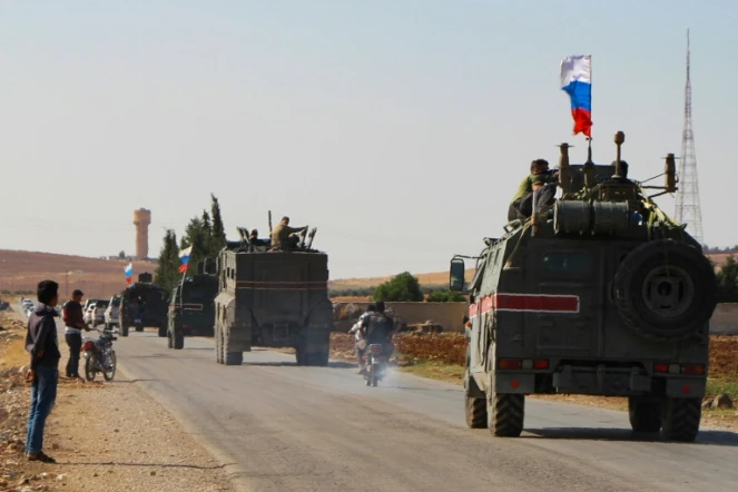 Un convoi de véhicules militaires russes se rend vers la ville de Kobané dans le nord-est de la Syrie, le 23 octobre 2019