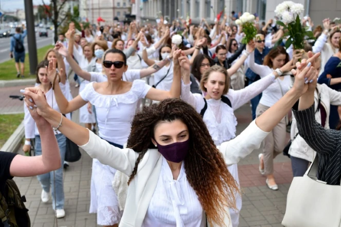 Des femmes habillées en blanc rassemblées à Minsk contre la violente répression des manifestations par la police, le 12 août 2020 au Belarus