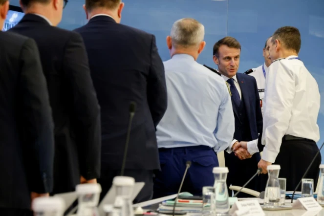 Emmanuel Macron (d) lors d'une réunion au ministère de l'Intérieur à Paris le 16 décembre 2024, consacrée à la situation à Mayotte après le passage du cyclone Chido