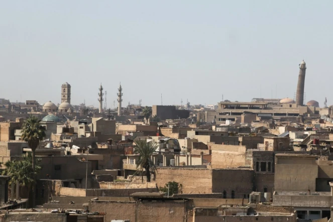 Vue de Mossoul avec (à droite) le minaret penché de la mosquée Al-Nouri, le 25 mars 2017 dans la cité irakienne