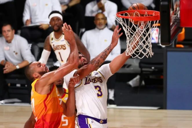 Le joueur des Lakers Anthony Davis (N.3 en blanc) face à celui du Jazz Rudy Gobert, en match NBA le 3 août 2020 à Lake Buena Vista, Floride