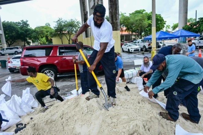 Des volontaires de la ville de Miamia prépare des sacs de sable pour les habitants, à Miami en Floride le 7 octobre 2024