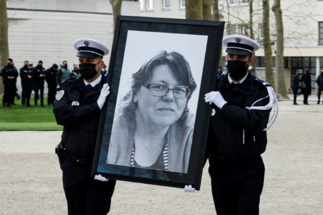 Un grand portrait en noir et blanc de Stéphanie Monfermé est porté par des policiers, au début de la cérémonie le 30 avril 2021 à Rambouillet