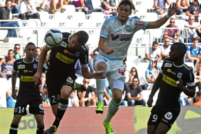 Le défenseur d'Angers Romain Thomas ouvre le score de la tête contre l'OM, le 27 septembre 2015 au Vélodrome