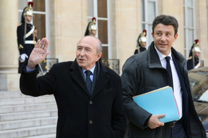 Le ministre de l'Intérieur Gérard Collomb (G), au côté du porte-parole du gouvernement Benjamin Griveaux, après un conseil des ministres à l'Elysée, le 21 février 2018
