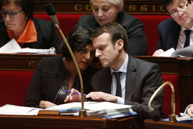 La ministre du Travail Myriam El Khomri et le ministre de l'Economie Emmanuel Macron lors des questions au gouvernement le 26 janvier 2016 à l'Assemblée nationale à Paris