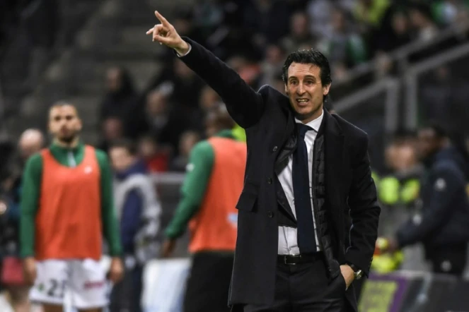 L'entraîneur du PSG Unai Emery donne des instructions lors du match face à Saint-Etienne à Geoffroy-Guichard, le 6 avril 2018 