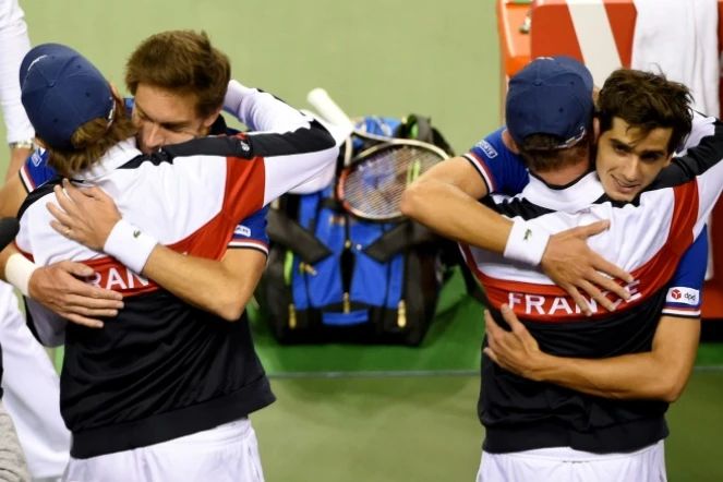Nicolas Mahut et Pierre-Hugues Herbert félicités par leurs partenaires le 4 février 2017 à Tokyo