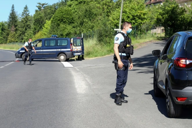 Les gendarmes effectuent des contrôles de véhicules au Lardin-Saint-Lazare, en Dordogne, le 30 mai 2021