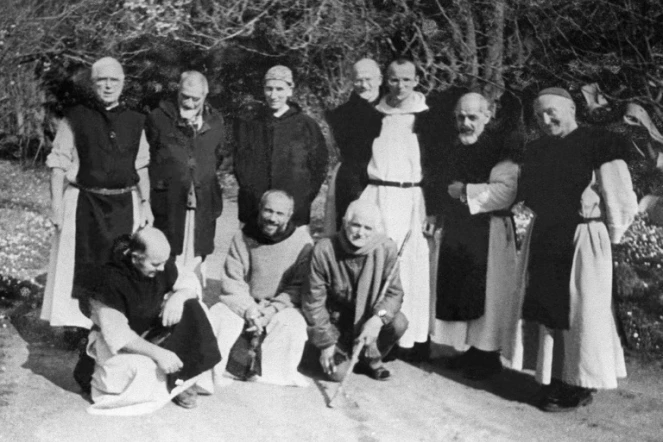 Photo non datée montrant, au premier rang de gauche à droite, Frère Paul, Frère Christophe, et au second rang Frère docteur Luc Dorchier (deuxième à gauche), Frère Michel (troisième à gauche), Père Amède (deuixème à droite) et Frère Jean-Pierre (1er à droite), six des sept moines kidnappés à Tibéhirine