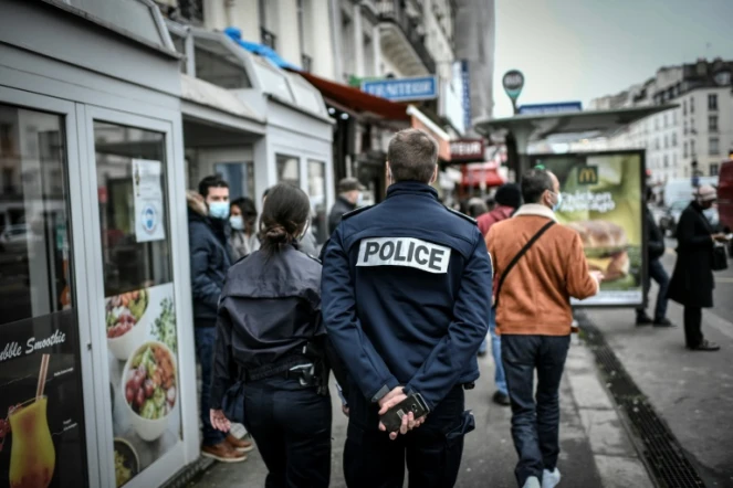 Patrouille de police dans les rues de Paris le 3 février 2021 pour vérifier le respect des règles dans le cadre de la crise sanitaire