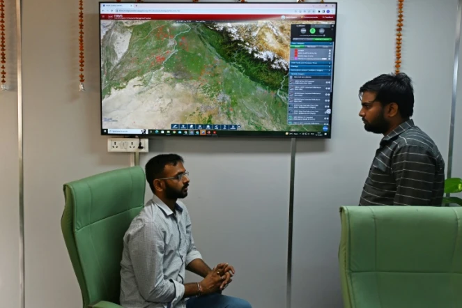 Des experts suivent sur un écran  l'indice de qualité de l'air en temps réel à l'intérieur de la "salle de guerre verte", le 10 octobre 2023 à New Delhi, en Inde