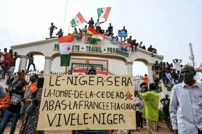 Des partisans du Conseil national pour la sauvegarde de la patrie (CNSP), qui a pris le pouvoir au Niger, lors d'un rassemblement à Niamey, le 20 août 2023 