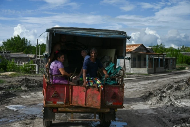 Des habitans quittent le village de Guanimar, dans la province d'Artemisa, à Cuba, à l'approche de l'ouragan Rafael, le 5 novembre 2024