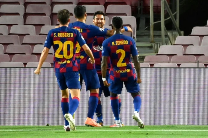 L'attaquant de Barcelone, Lionel Messi (c), fête le 2e but de de son équipe lors du 8e de finale retour de la Ligue des champions face à Naples, au Camp Nou, le 8 août 2020