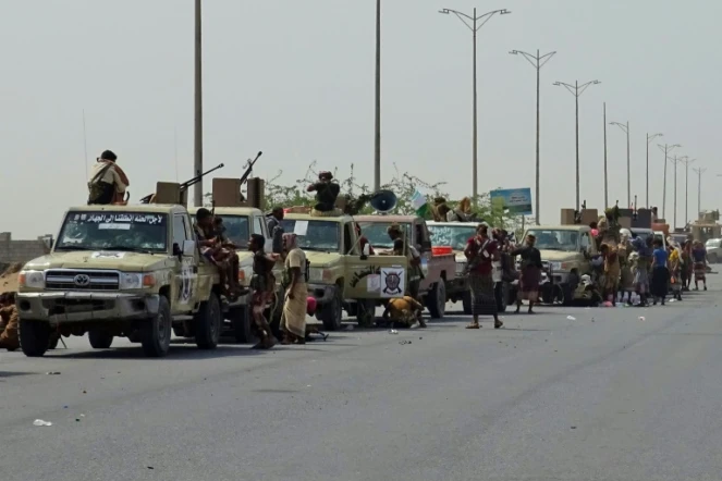Des membres des forces progouvernementales au Yémen regroupés sur une autoroute en périphérie de Hodeida (ouest) contrôlée par les rebelles, le 8 novembre 2018