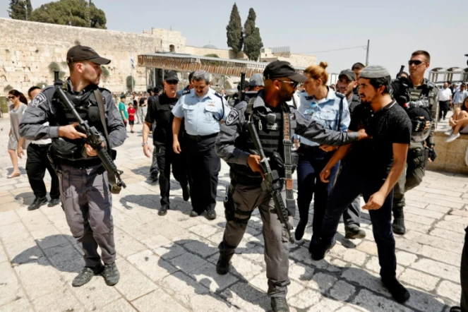 Les forces de sécurité israéliennes sur l'esplanade des Mosquées le 27 juillet 2017 à Jérusalem-Est