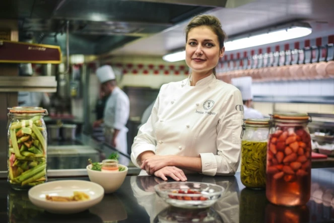 Jessica Préalpato, sacrée meilleure pâtissière du monde, pose dans les cuisines du Plaza Athénée à Paris, le 6 juin 2019