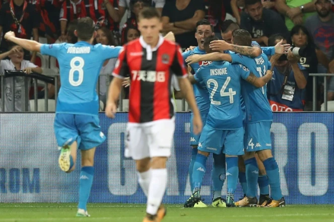 Les joueurs de Naples se congratulent après le but de José Callejon face à Nice, en barrage retour de Ligue des champions, le 22 août 2017 à l'Allianz Riviera