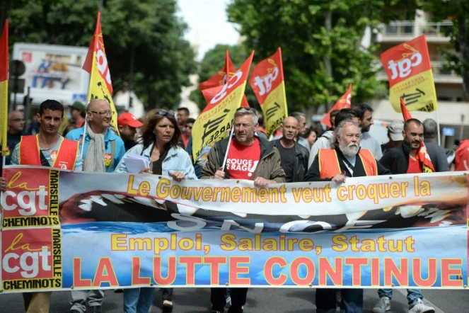 Des syndicalistes de la CGT défilent à Marseille, le 25 mai  