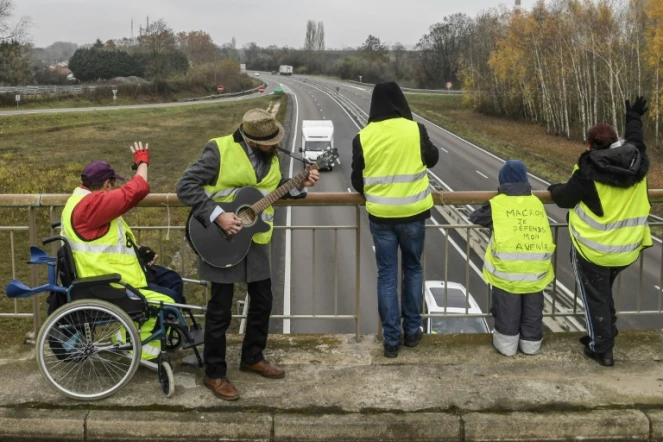 Des "gilets jaunes" manifestent le 21 novembre 2018 sur un pont au-dessus de la N70 près de Montceau-les-Mines