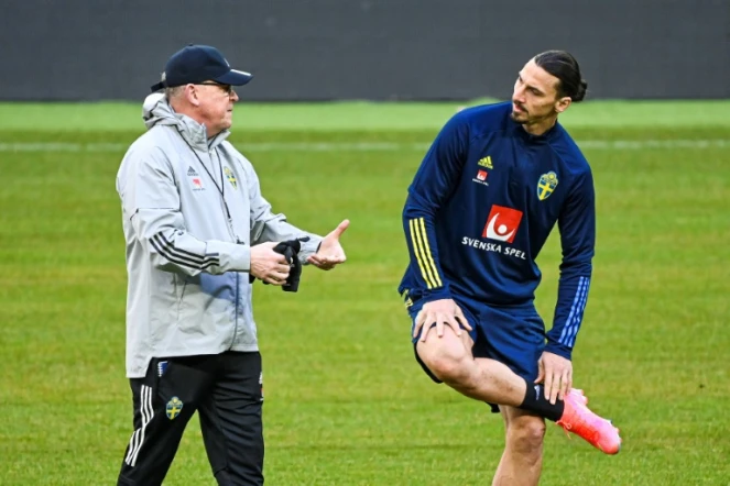 L'entraîneur de la Suède, Janne Andersson, s'adresse à l'attaquant Zlatan Ibrahimovic, lors d'une séance d'entraînement, le 23 mars 2021 à Stockholm, à deux jours du match de qualification pour le Mondial-2022 contre la Géorgie