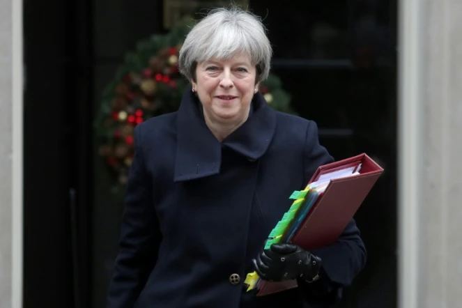 La Première ministre britannique Theresa May sort du 10 Downing Street, le 6 décembre 2017 à Londres