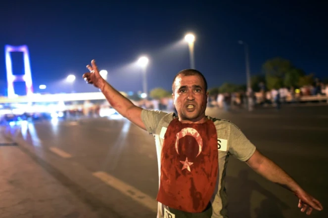 Un homme couvert de sang près du pont du Bosphore, à Istanbul, le 16 juillet 2016  