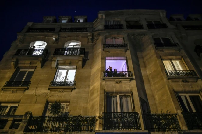 Applaudissements le soir pour le personnel médical dans les rues de Paris, le 27 mars 2020