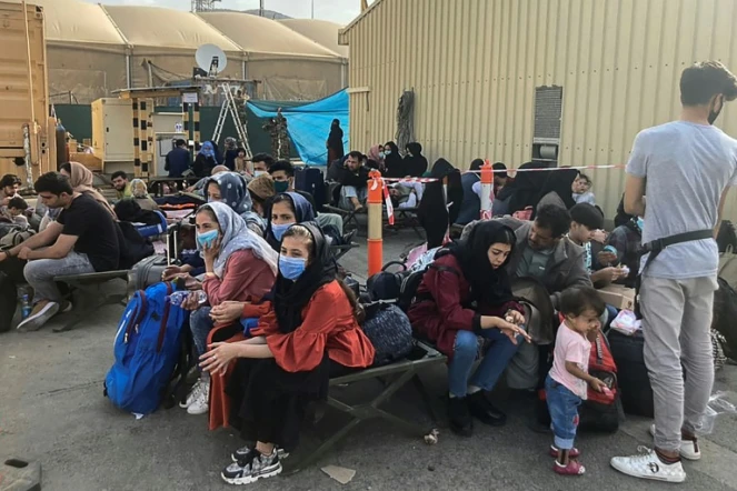 Des personnes en attente d'évacuation mercredi à l'aéroport de Kaboul