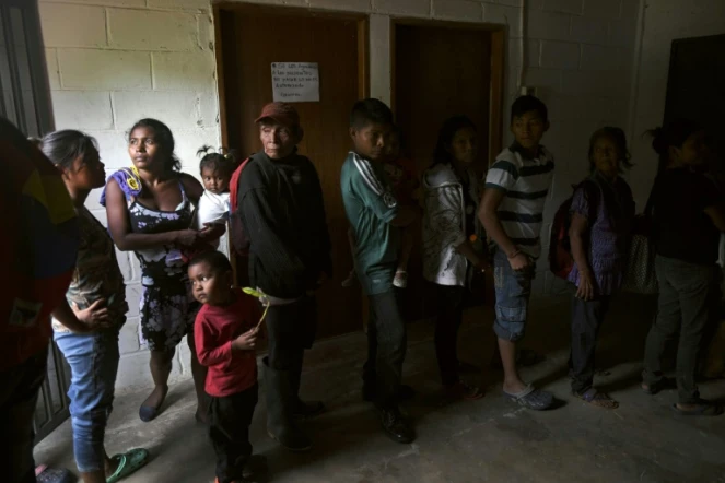 Des Amérindiens Yukpa attendent de passer un test de dépistage du paludisme à El Tucuco, le 12 juin 2019 au Venezuela