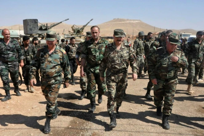 Une photo distribuée par l'agence officielle syrienne le 9 août 2016 montre le commandant en chef de l'armée syrienne Fahd Jasem al-Freij (2E D) avec des officiers lors d'une visite à Alep