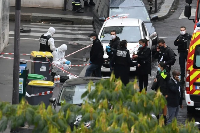 Des policiers et des légistes sur les lieux d'une attaque à l'arme blanche près des anciens locaux de Charlie Hebdo, le 25 septembre 2020 à Paris