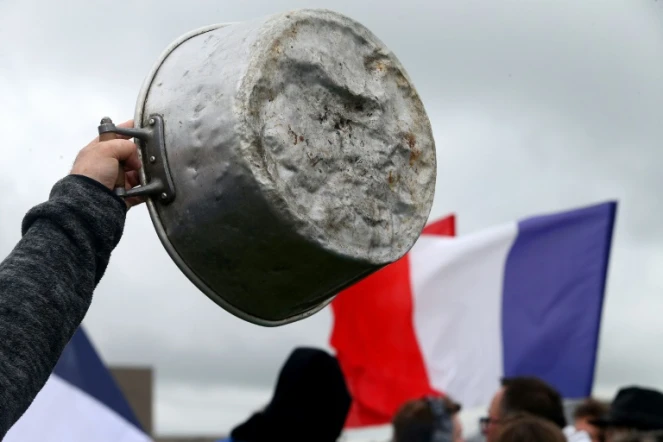 Un manifestant prend part à un concert de casseroles lors d'un déplacement du ministre de la santé François Braun à Montmirail (est), le 28 avril 2023