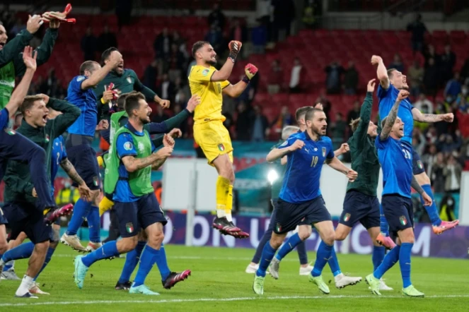Les Italiens célèbrent avec leurs supporters leur victoire aux tirs au but face à l'Espagne (1-1, 4-2 t.a.b.), en demi-finale de l'Euro 2020, le 6 juillet 2021 au stade de Wembley à Londres