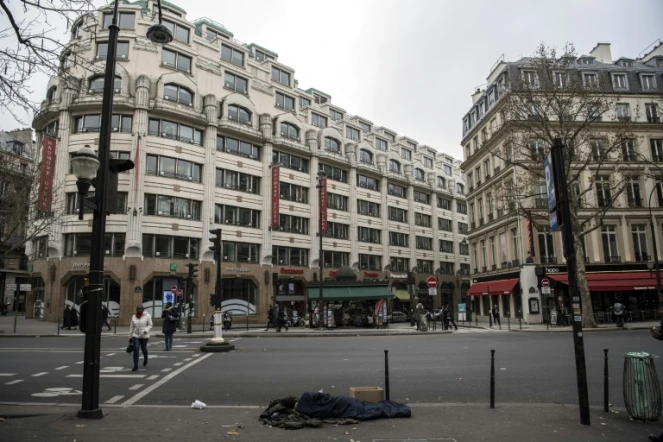 Un sans-abri dort dans le froid,sur le bitume, à Paris le 2 décembre 2017 
