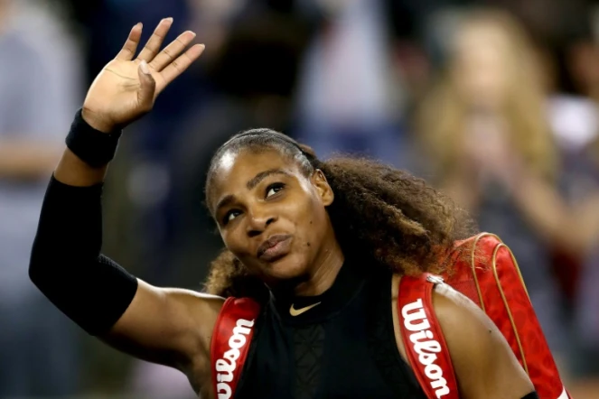 L'Américaine Serena Williams salue le public après sa victoire face à la Kazakhe Zarina Diyas au tournoi d'Indian Wells, le 8 mars 2018