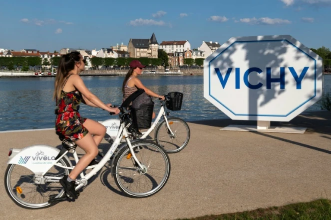 Deux cyclistes sur les bords de l'Allier, le 24 juin 2020 à Vichy